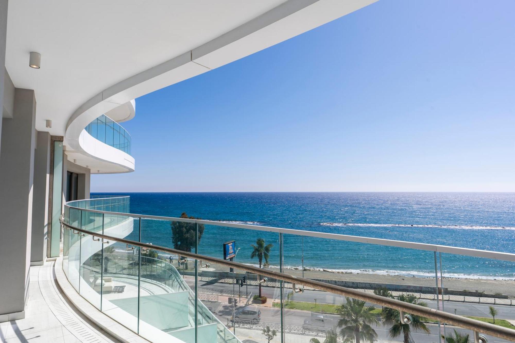 Del Mar Beachfront 'c' 2 Bedroom Apartment